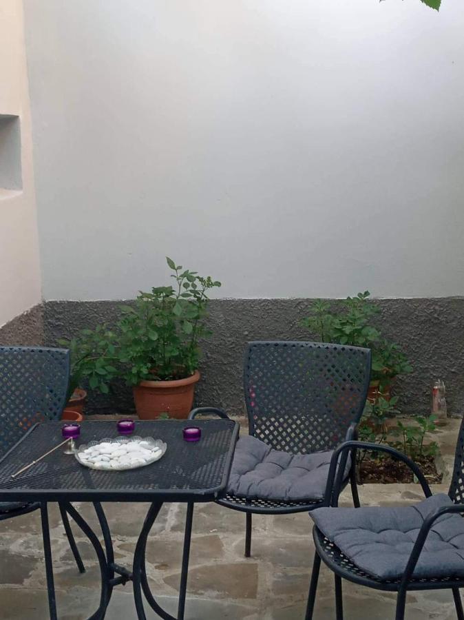 Housee * Korce